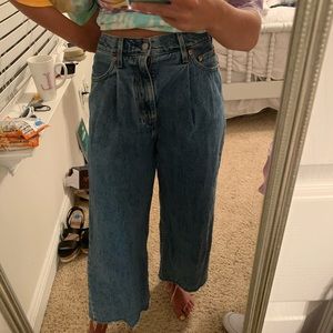 Levi Ribcage Pleated Crop